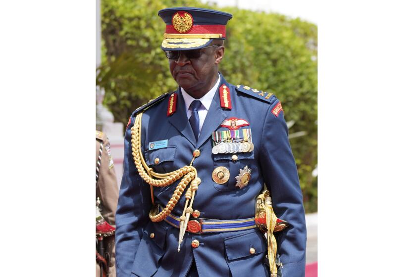 ARCHIVO - El jefe de las fuerzas militares de Kenia, el general Francis Ogolla, acude uniformado al Senado en Nairobi, Kenia, el 14 de noviembre de 2023. (AP Foto/Brian Inganga, archivo)