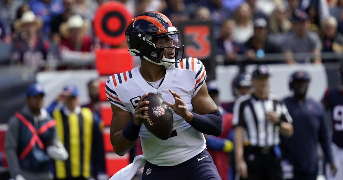 Justin Fields struggles again as Bears ride run game to win