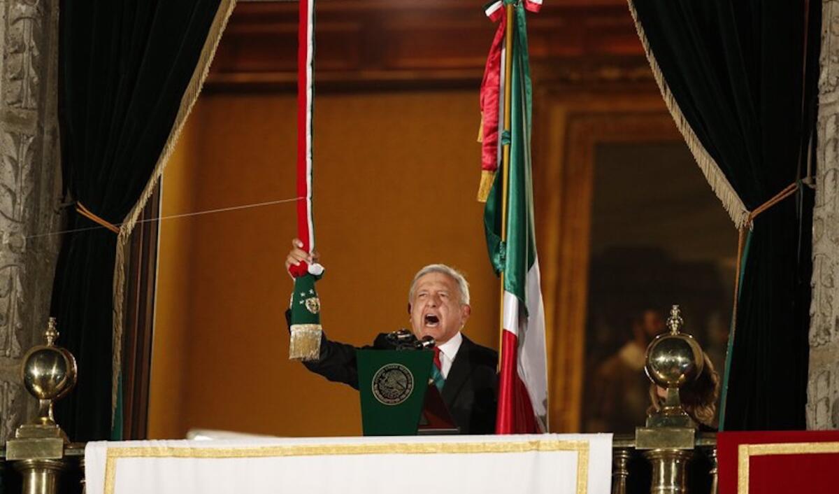 El presidente de México, Andrés Manuel López Obrador, hace sonar una campana mientras da el "grito" tradicional con motivo del Día de la Independencia en el balcón del Palacio Nacional, en Ciudad de México.