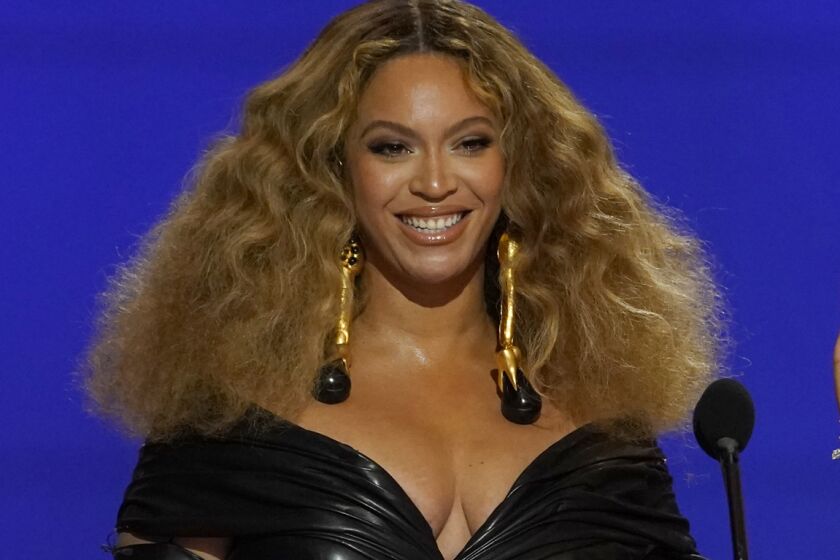 ARCHIVO - Beyonce en la 63a ceremonia anual de los Grammy en Los Angeles el 14 de marzo de 2021. Beyoncé está nominada a nueve Grammy incluyendo grabación y canción del año por "Break My Soul" además de álbum del año por "Renaissance". (Foto AP/Chris Pizzello, archivo)