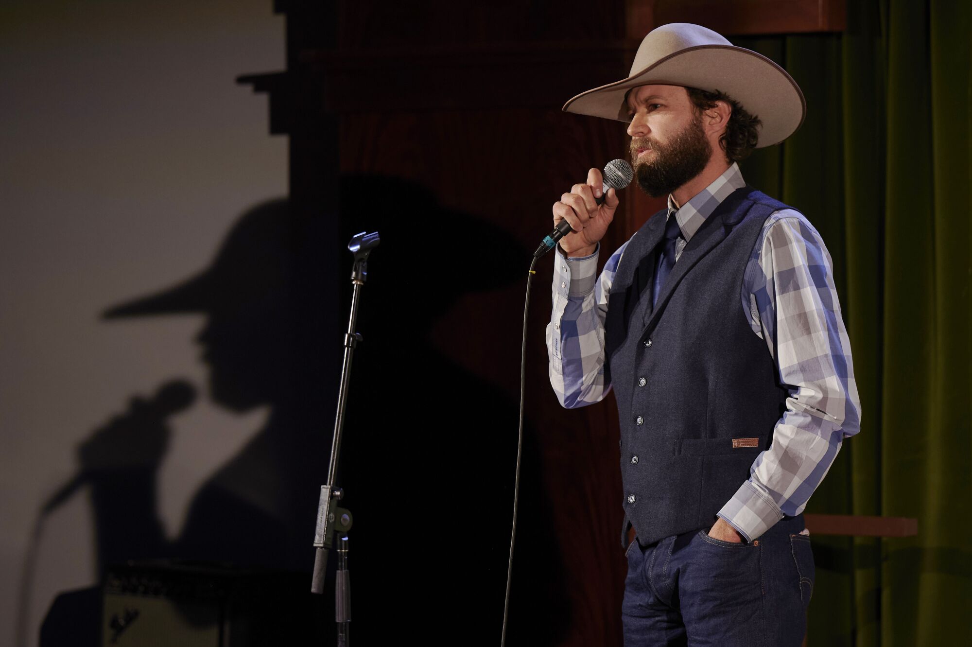Le poète Jake Riley se produit au Western Folklife Center lors du National Cowboy Poetry Gathering.