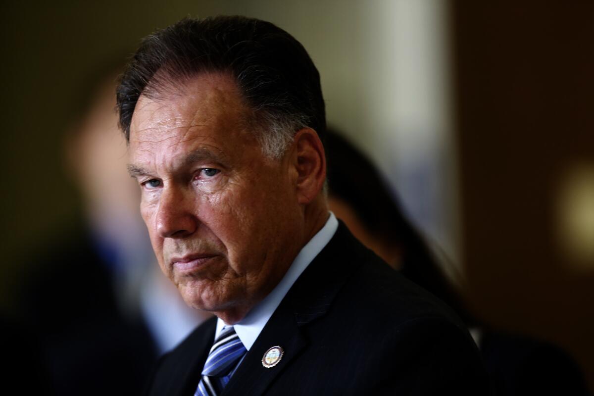 Orange County Dist. Atty. Tony Rackauckas' office did not take part in a concerted effort to use jailhouse informants to violate the constitutional rights of criminal defendants, according to the county's civil grand jury.