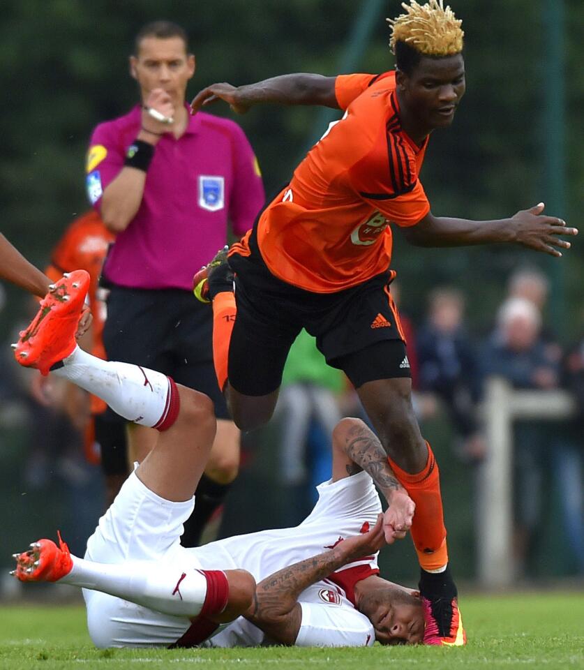 Luego de un choque en el aire, el pie izquierdo del mediocampista del Lorient, Didier Ndong, hizo contacto de manera accidental con la oreja de Menez mientras estaba en el césped.