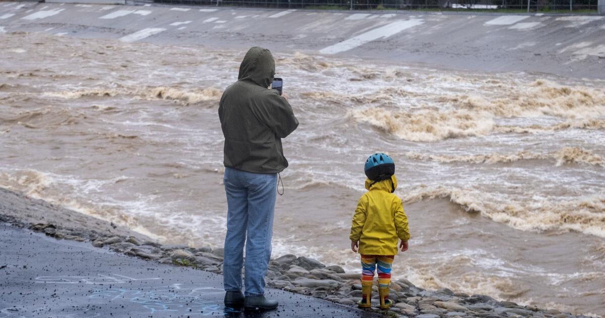 洛杉矶联合校区的学校在历史性暴风雨中开学，四分之一的学生选择居家上课