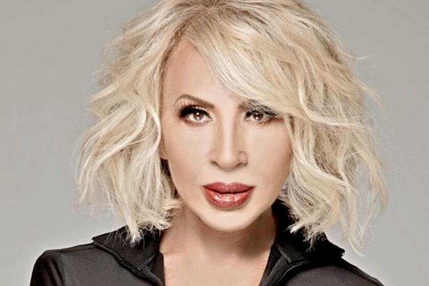 Laura Bozzo ahora lice como la cantante Noelia.