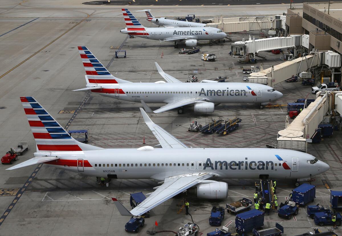 En esta fotografía del miércoles 17 de julio de 2019 se muestran aviones de American Airlines en el Aeropuerto Internacional de Phoenix, en Arizona. (AP Foto/Ross D. Franklin)