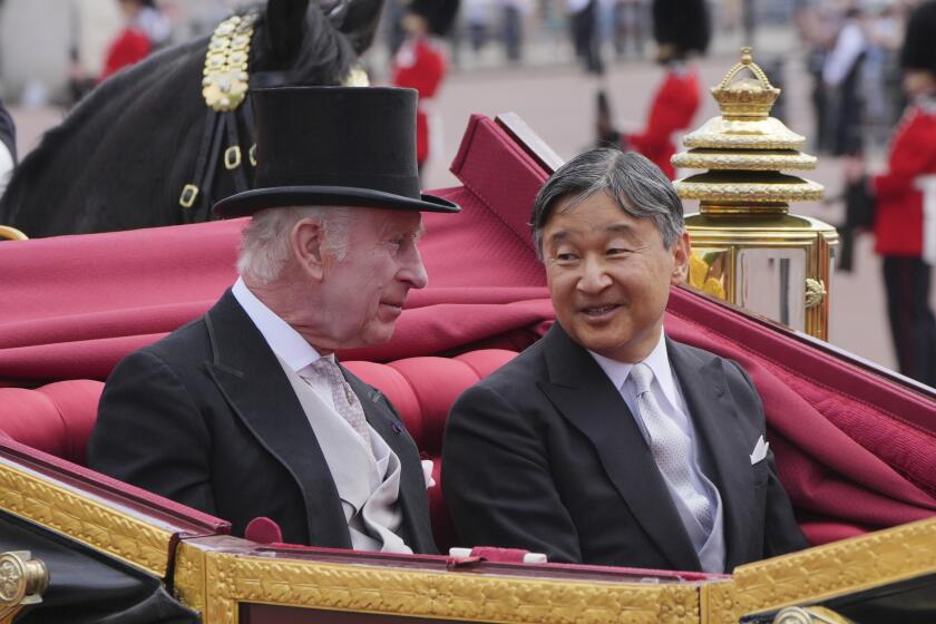 El rey Carlos III de Gran Bretaña, izquierda, y el emperador Naruhito de Japón llegan al Palacio de Buckingham durante la ceremonia de bienvenida en la visita de Estado a Gran Bretaña del emperador y la emperatriz japoneses, en Londres, el martes 25 de junio de 2024. (Jonathan Brady, Pool Photo via AP)