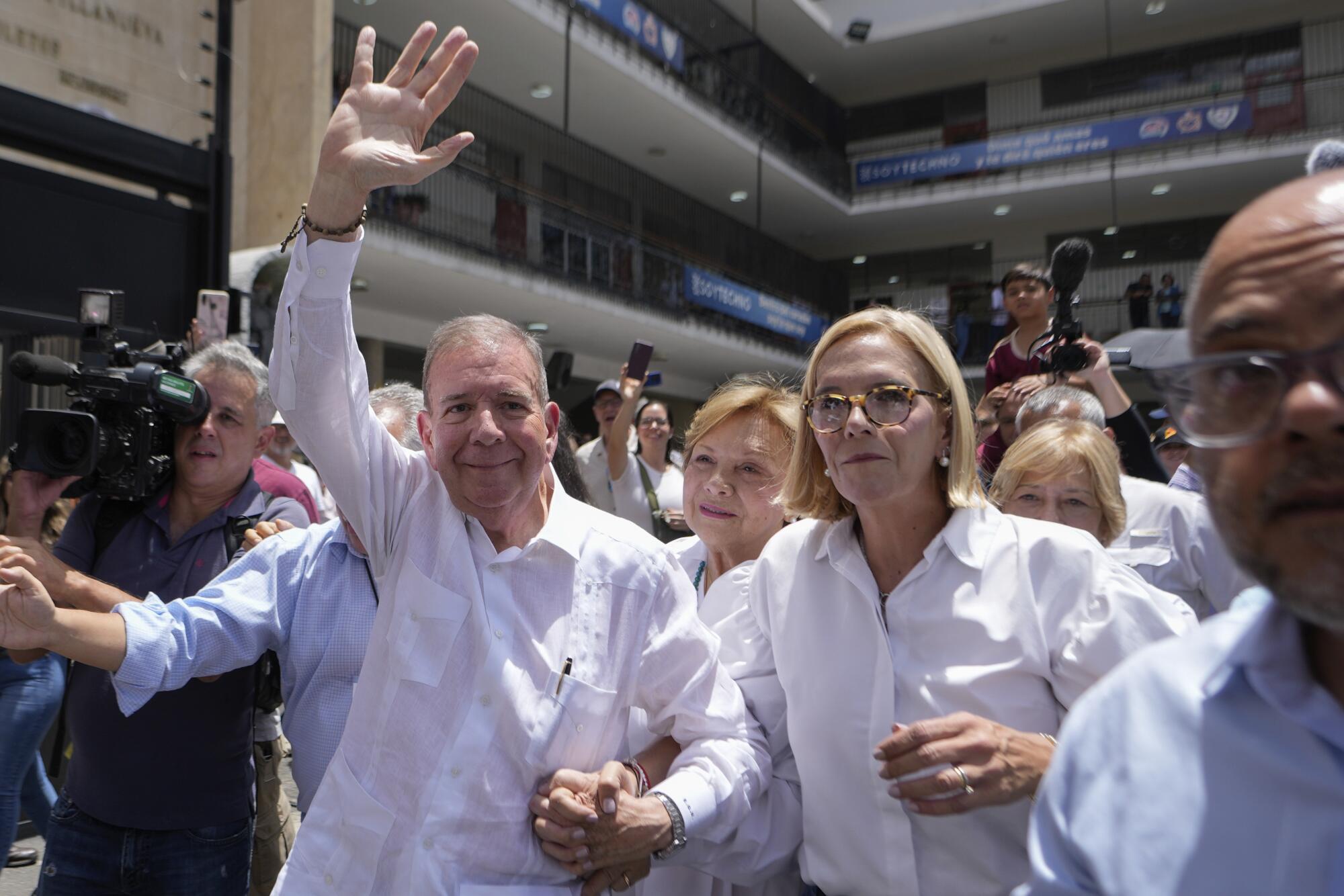 El candidato presidencial de la oposición, Edmundo González, saluda al salir del