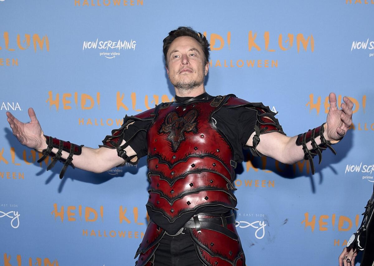 Elon Musk asiste a la fiesta anual de Halloween de la modelo Heidi Klum.