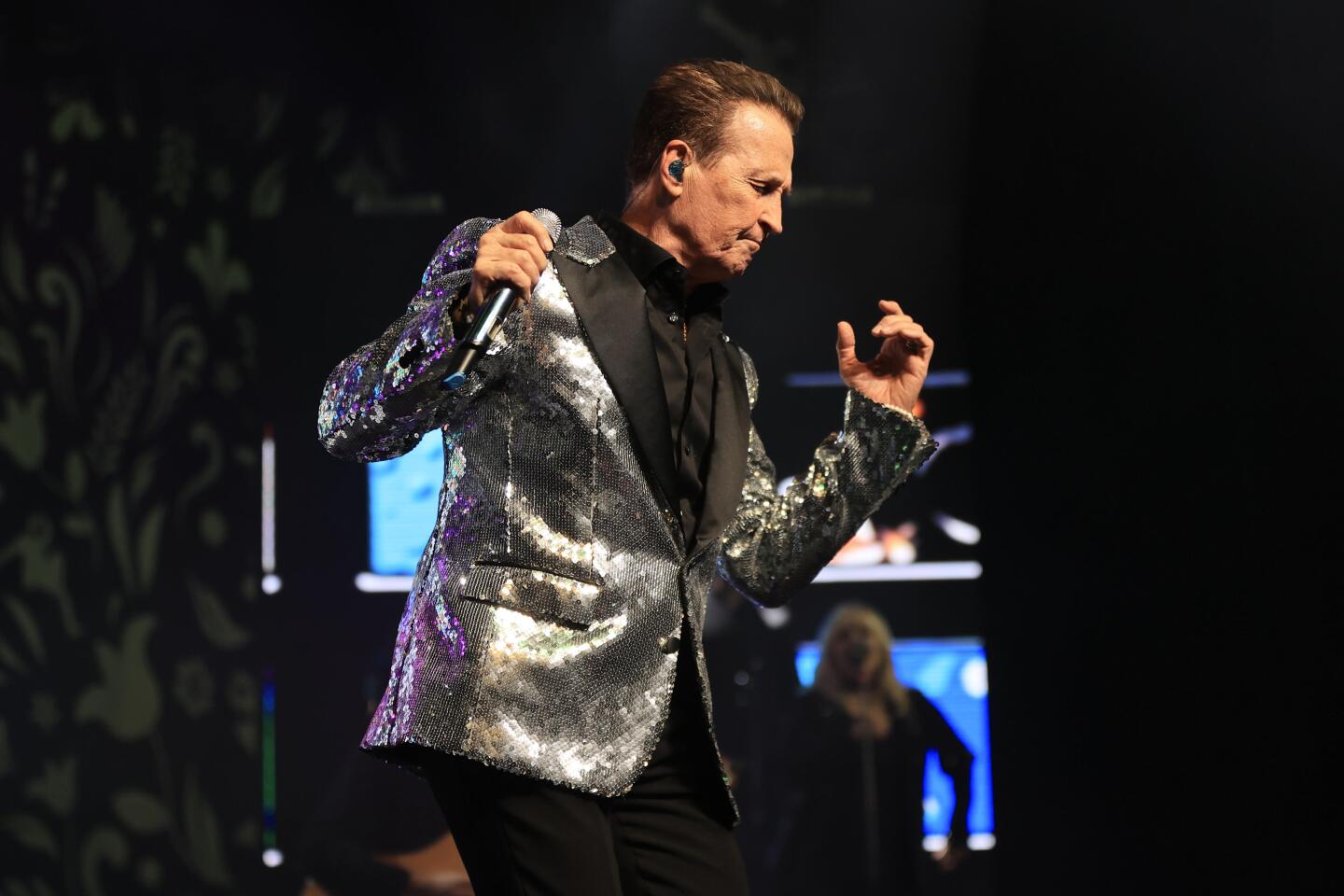 A sus 69 años, Emmanuel sigue llenando de energía el escenario, ahora con ayuda del regional mexicano - Los Angeles Times