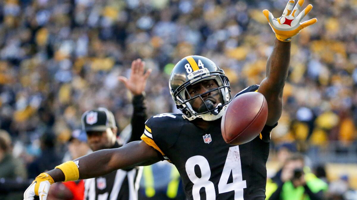 Steelers wide receiver Antonio Brown (84) celebrates after he makes one of his 17 catches against the Raiders on Sunday.