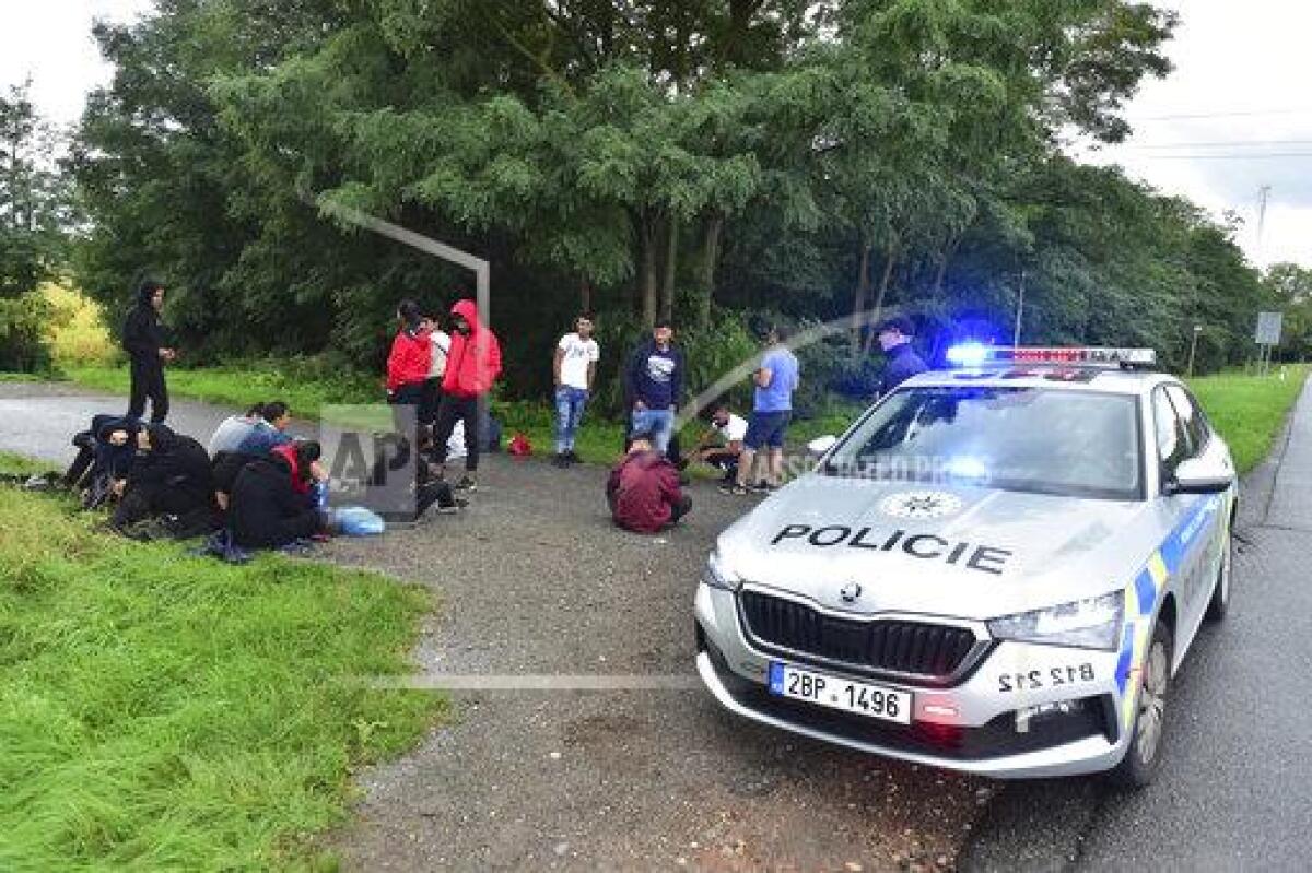 La policía checa lleva a cabo inspecciones aleatorias cerca de la frontera