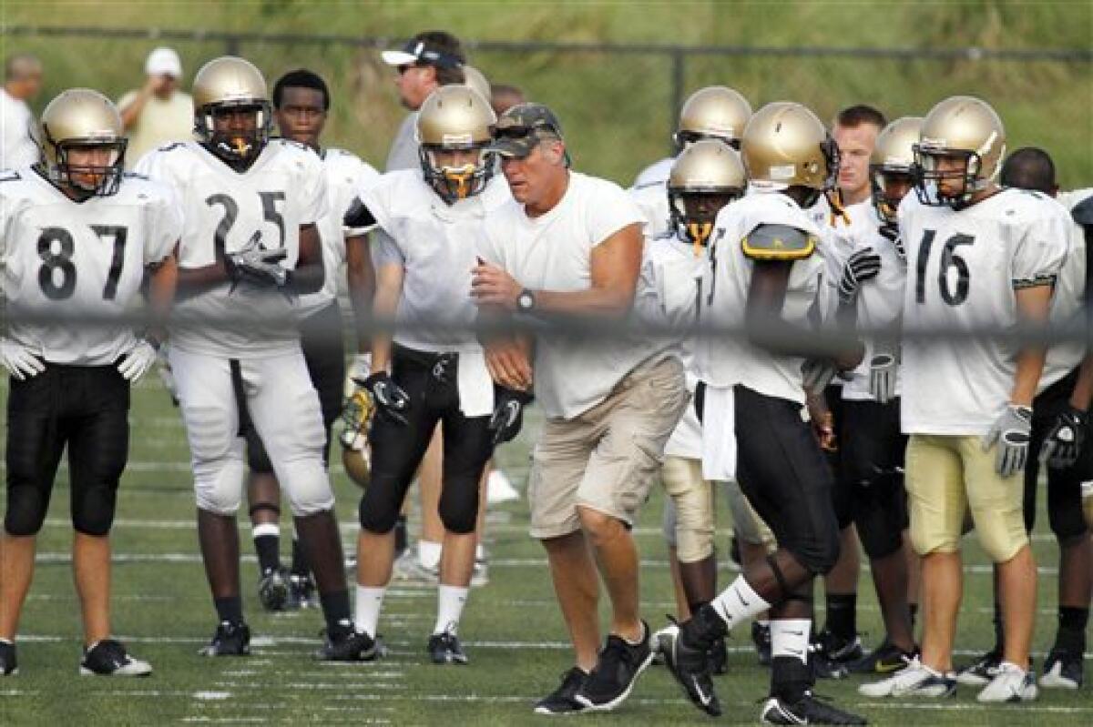 Ex-Viking Brett Favre back in football — as high school assistant