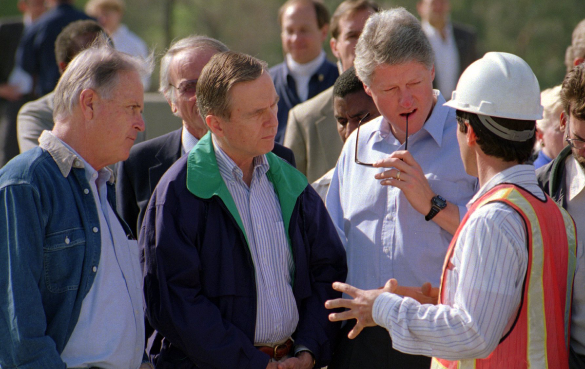 From left, Los Angeles Mayor Richard Riordan, Gov. Pete Wilson and President Clinton talk with a Caltrans worker atop the damaged Simi Valley Freeway near Hayvenhurst avenue.