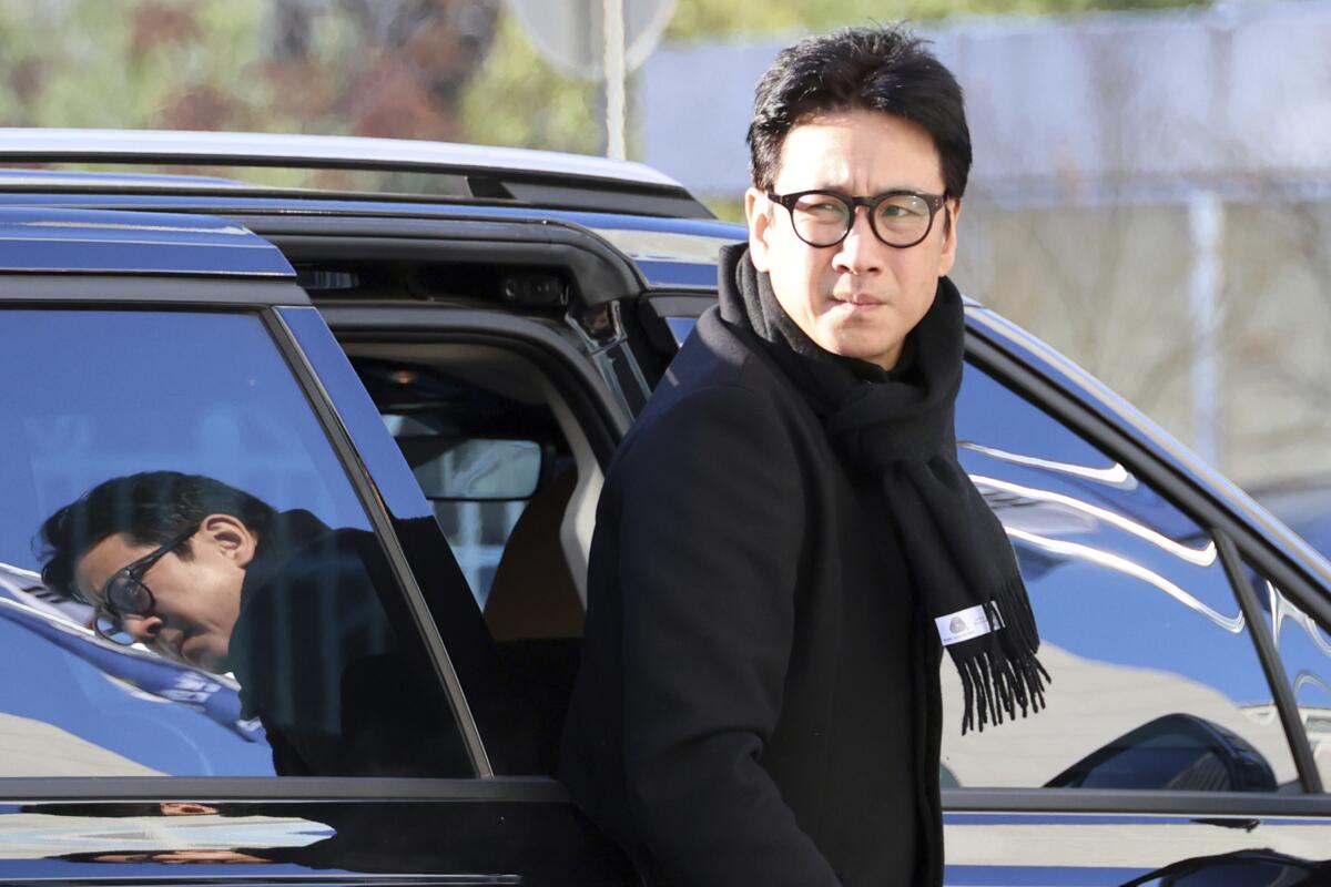 El actor Lee Sun-kyun baja de un auto a su llegada a la sede de la Policía Metropolitana de Incheon,