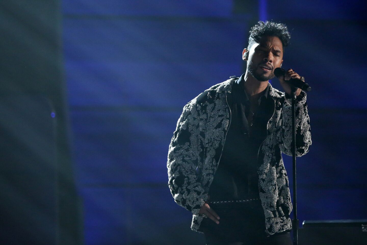 Miguel performs the song "Off the Wall" onstage.