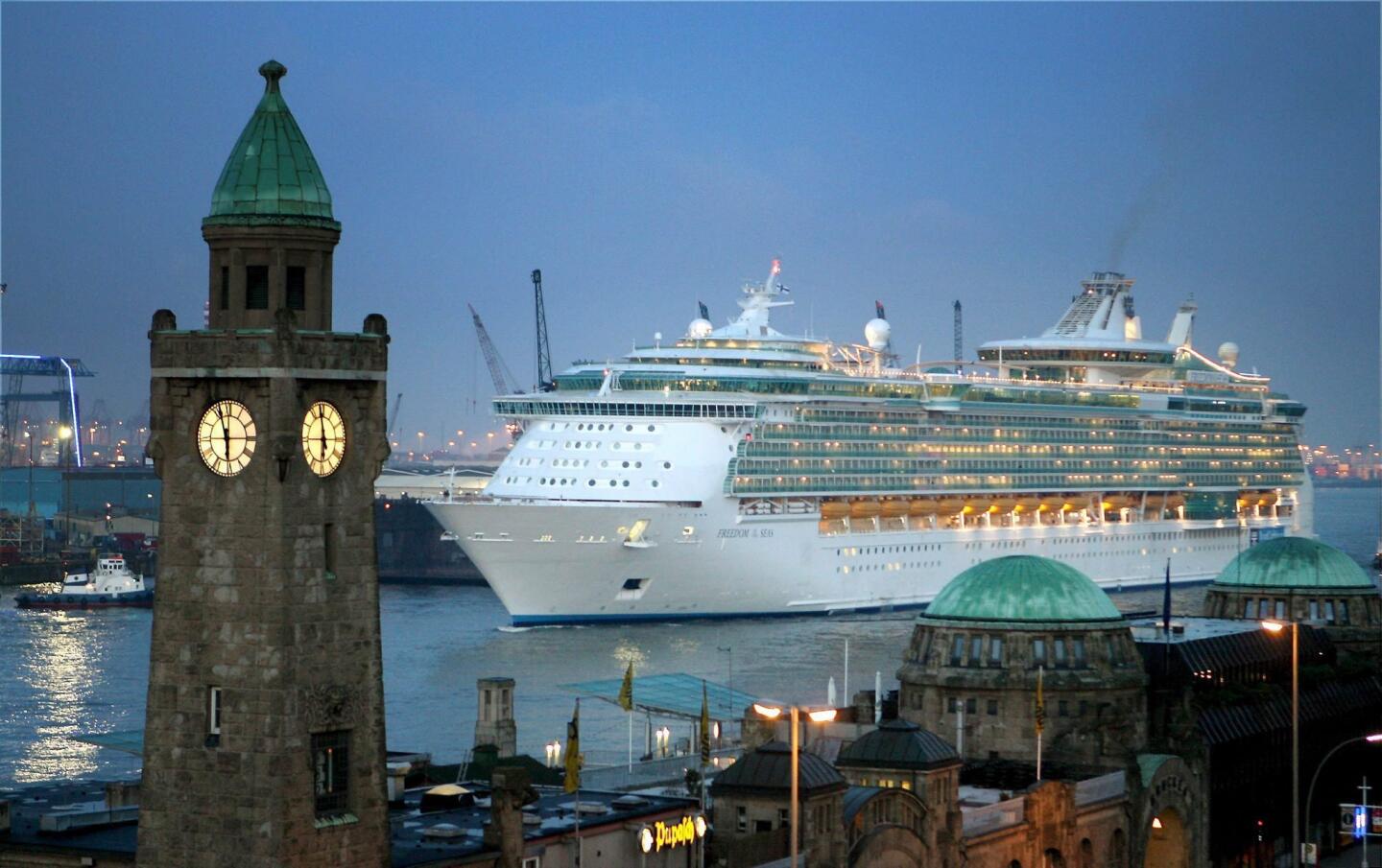 El barco de cruceros "Feedom of the Seas" entra en el muello del astillero Blohm + Voss, en el puerto de Hamburgo (Alemania) Miles de personas vieron el barco de 339 metros de largo construido en Finlandia y que ha llegado a Hamburgo.