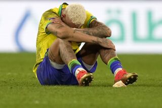 Neymar lamenta la derrota en tanda de penaltis de Brasil frente a Croacia en los cuartos de final de la Copa del Mundo en el estadio Ciudad Educación, en Al Rayyan, en Qatar, el viernes 9 de diciembre de 2022. (AP Foto/Martin Meissner)