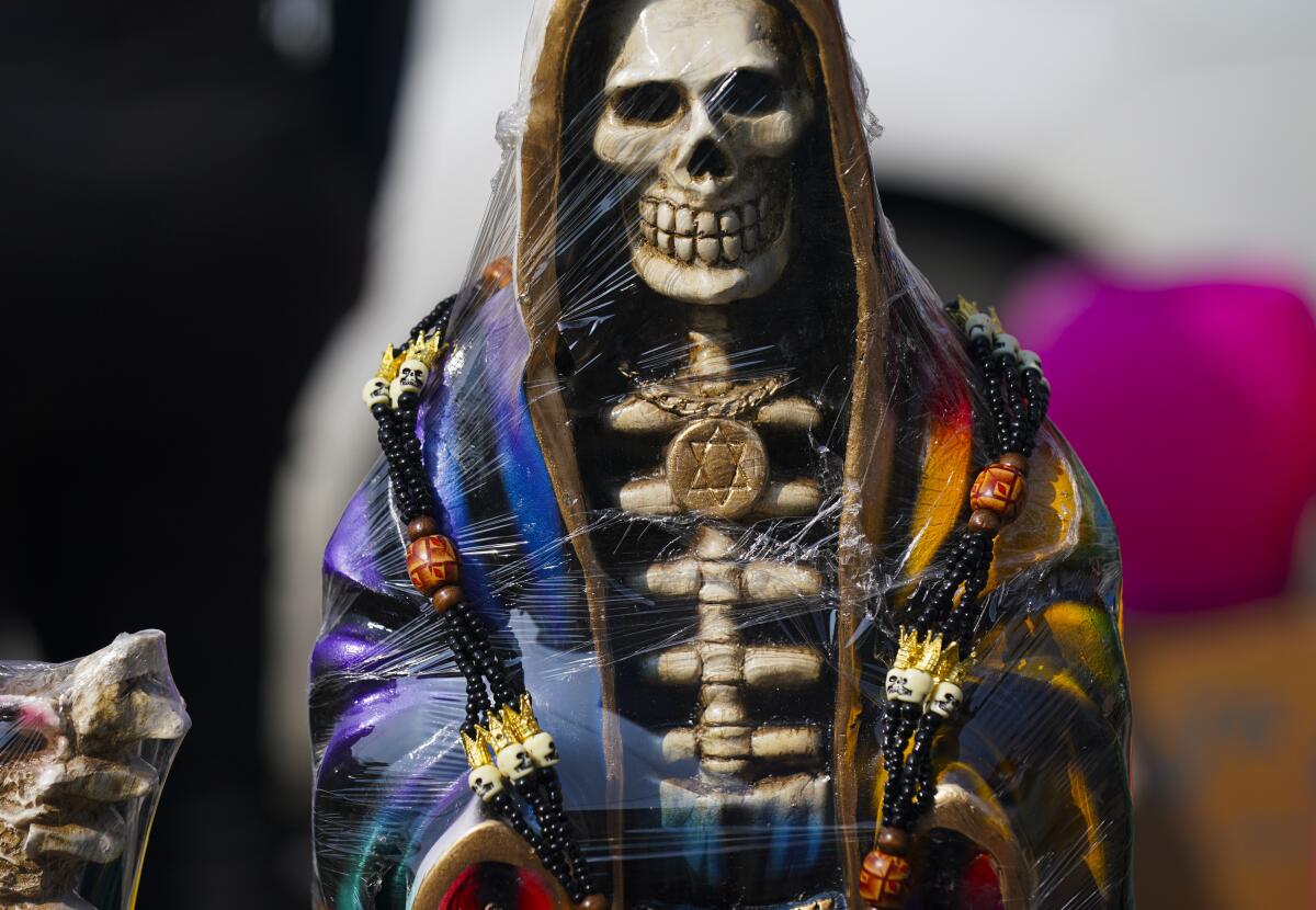 Los vendedores exhiben estatuas ornamentadas de "La Santa Muerte", en el barrio de Tepito de la Ciudad de México