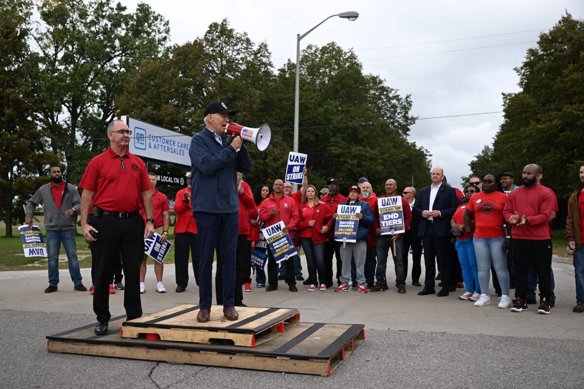 US new vehicle sales jump in third quarter as UAW strike casts