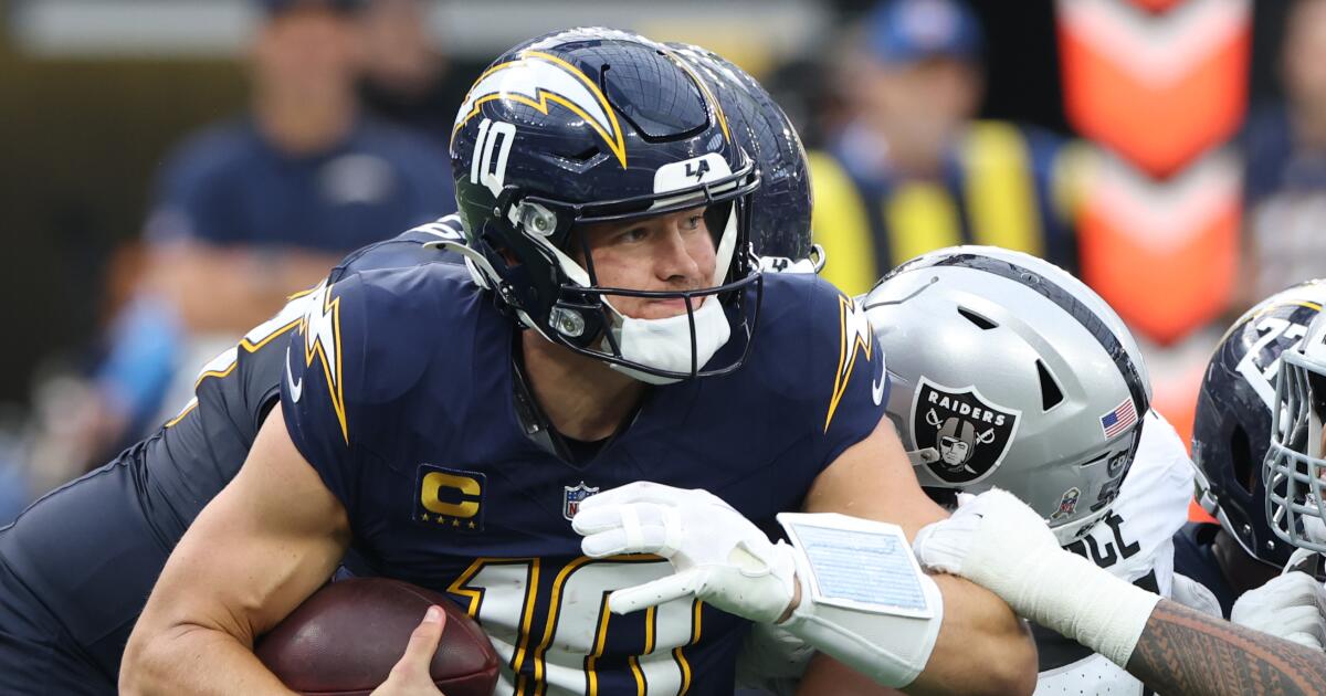 Chargers QB Justin Herbert day after day after having hand surgical procedure Chargers QB Justin Herbert day after day after having hand surgical procedure