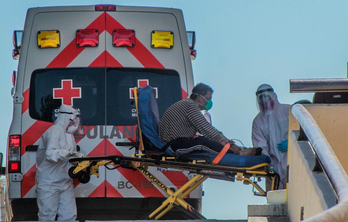 Paramédicos transportan a un hombre para ser atendida en un hospital el 5 de mayo de 2020 en la ciudad de Tijuana en el estado de Baja California (México). EFE/Joebeth Terriquez