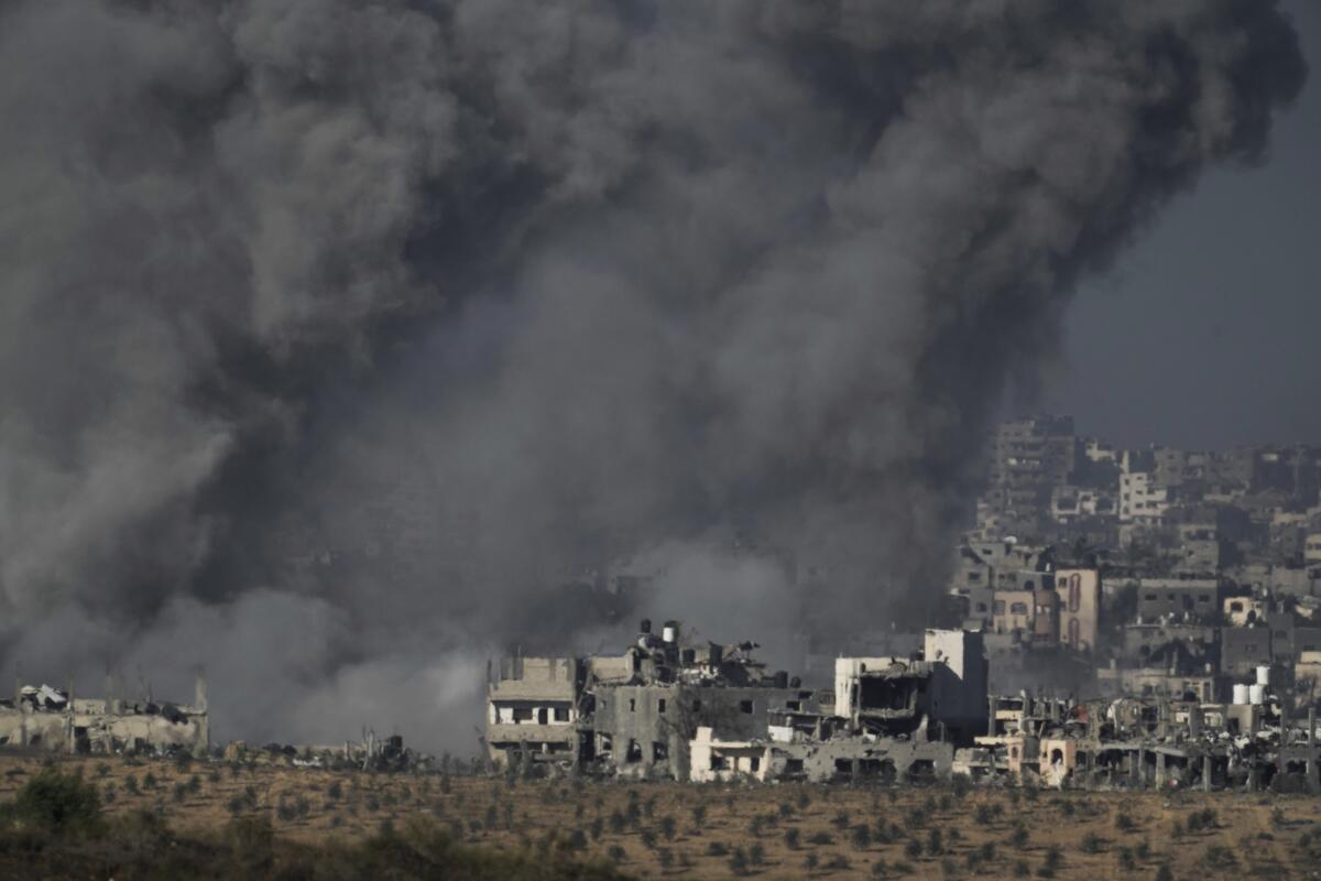 Humo alzándose tras un ataque aéreo israelí en la Franja de Gaza