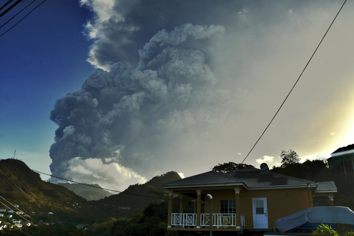 Foto tomada el 13 de abril del 2021 del volcán La Soufrière en la isla caribeña de San Vicente. (Foto AP/Orvil Samuel)