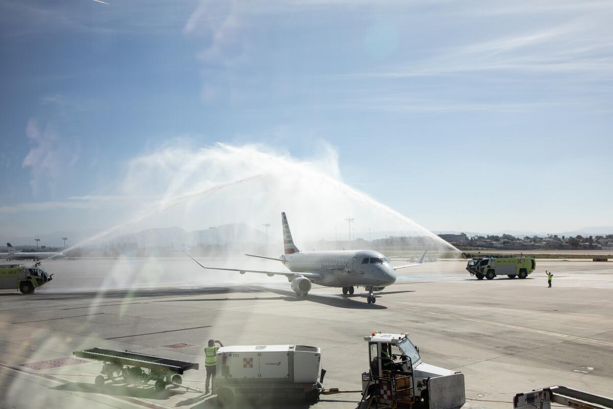 El vuelo inaugural fue recibido con un saludo ceremonial de agua (Ana Ramirez / The San Diego Union-Tribune)