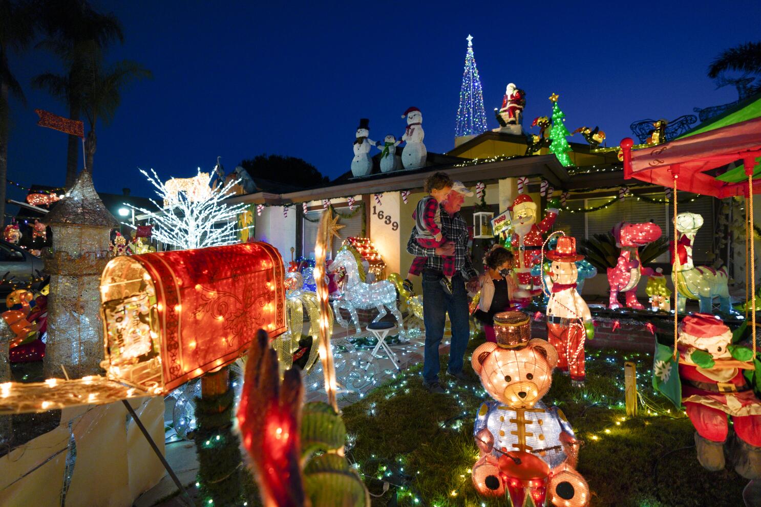 Next Year, Check Out These AWESOME Las Vegas Christmas Decorations (Las  Vegas? REALLY?) - The Modest Mansion