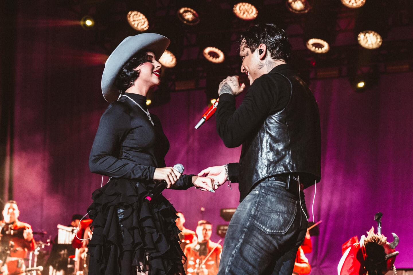Christian Nodal y Ángela Aguilar comparten dos canciones y su amor durante su paso por Los Ángeles - Los Angeles Times