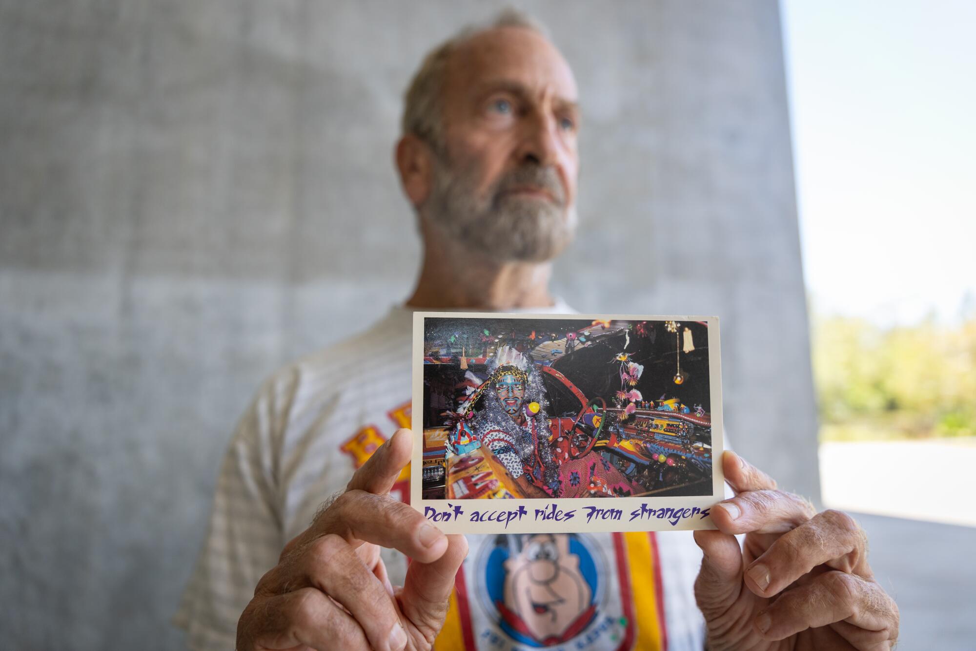 Um homem com um cartão postal.