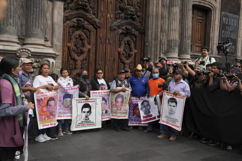 Parientes de algunos de los 43 estudiantes de Ayotzinapa, desaparecidos hace 10 años en el estado de Guerrero, llegaron a un encuentro con la presidenta mexicana electa Claudia Sheinbaum, en el Museo de Ciudad de México, el lunes 29 de julio de 2024. (AP Foto/Marco Ugarte)
