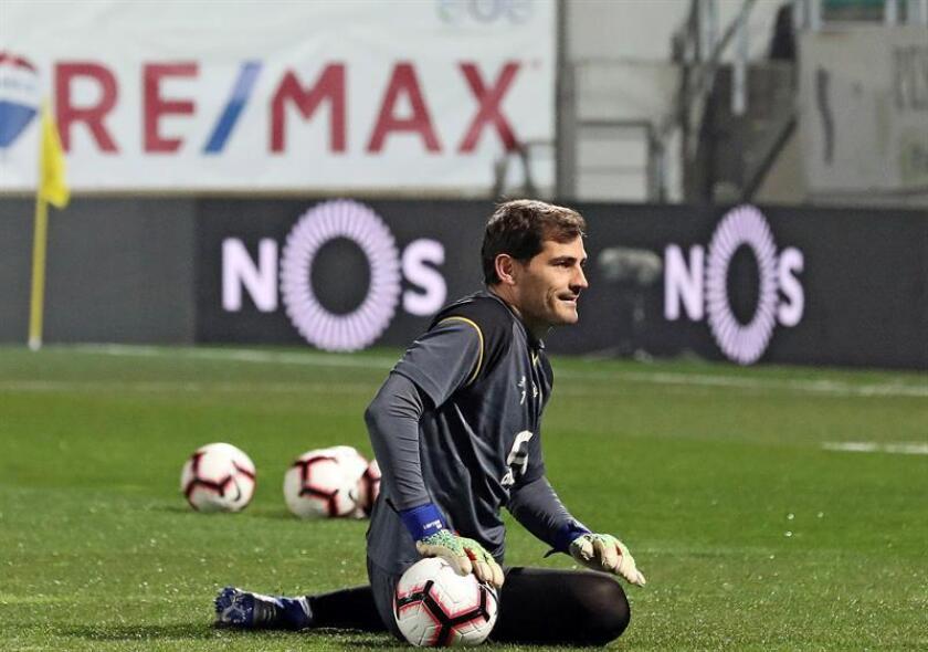 En la imagen, calentamiento de Casillas en el partido que disputó el Oporto en Tondela (Portugal) el pasado 22 de febrero. EFE
