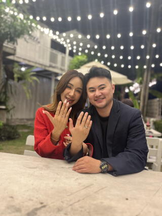 Kevin Pehthai Thanomkhet and Nathnicha Klinthaworn showing off their wedding rings