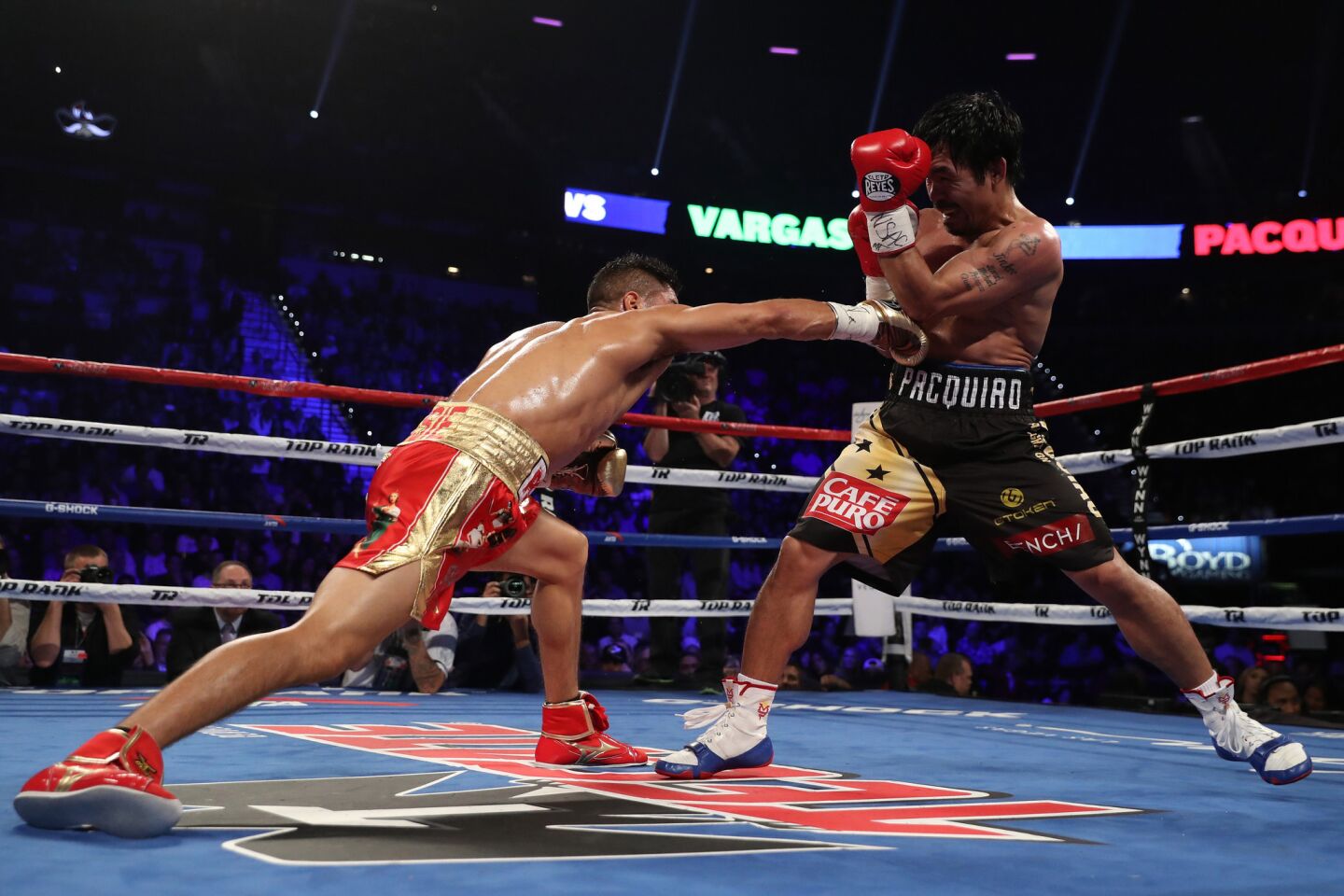 Manny Pacquiao cruises to victory over Jessie Vargas with Floyd Mayweather  Jr. at ringside - Los Angeles Times