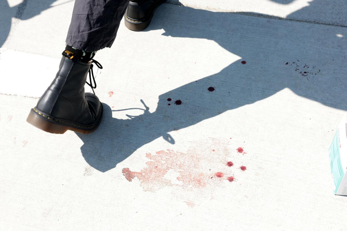 Manchas de sangre en el suelo cerca de la detención de la metropolitis