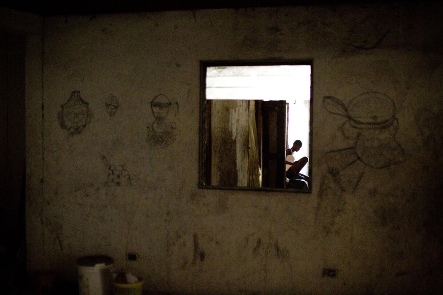 Manushka Doneis, de 18 años, sentada en el almacén vacío donde vive con sus hermanos y su hija de cinco meses en Puerto Príncipe, Haití.