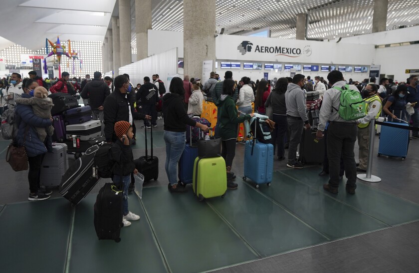 Cancelaciones y demoras aéreas por COVID-119 llegan a México