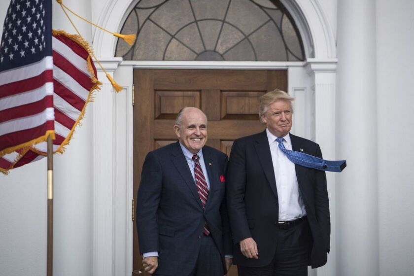 El presidente electo Donald Trump saluda a Rudolph W. Giuliani en Bedminster, N.J., en 2016. (Jabin Botsford / Washington Post)