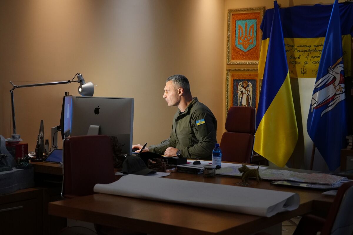 El alcalde de Kiev, Vitali Klitschko, trabaja en su mesa en la oficina del ayuntamiento de Kiev
