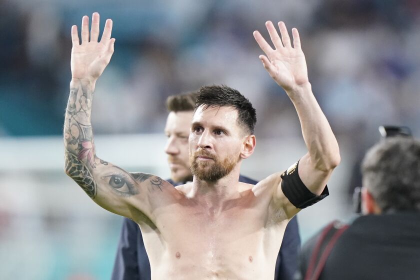 Lionel Messi, de la selección Argentina, agradece al público tras la victoria en un partido amistoso ante Honduras, el viernes 23 de septiembre de 2022, en Miami Gardens, Florida (AP Foto/Wilfredo Lee)