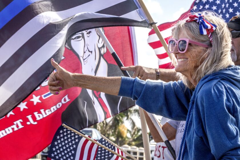 Pequeños grupos se manifestan en apoyo a Trump cerca de su casa de Florida