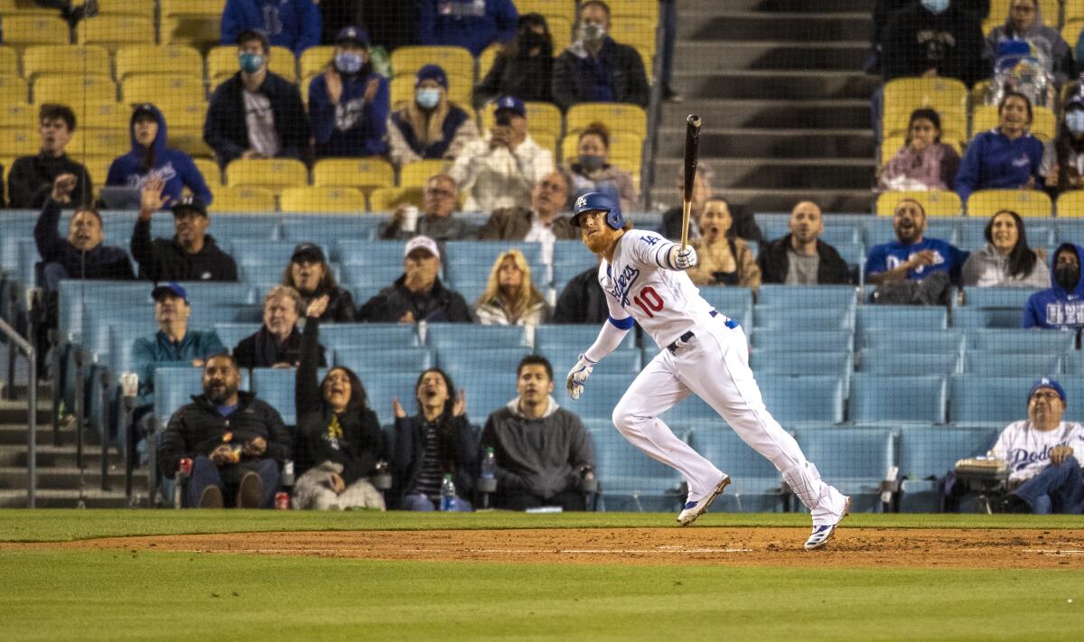 LA Dodgers' Justin Turner destroys a fan's nachos during a home run - ABC  News
