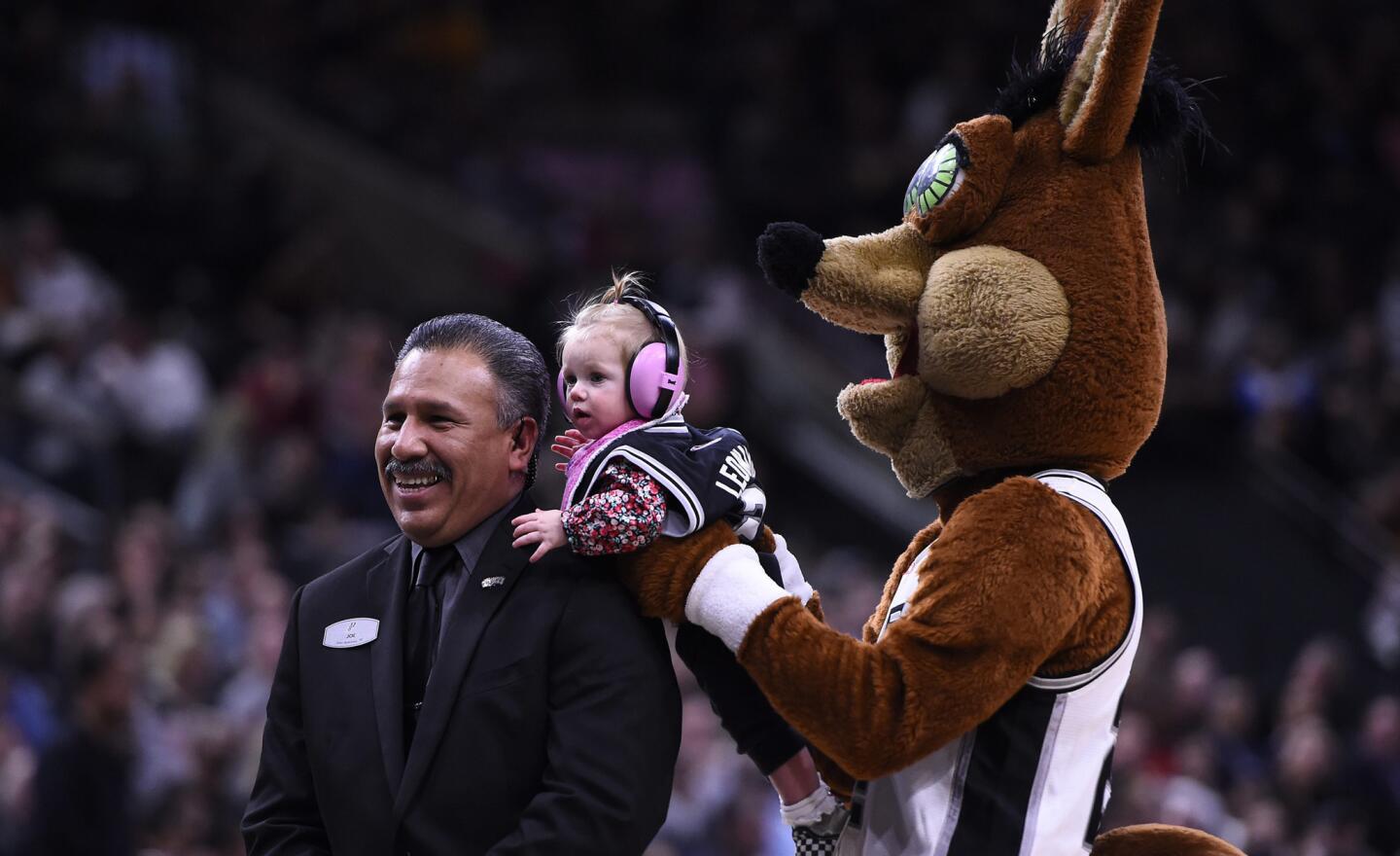 What is the Spurs mascot? The Coyote steals show at San Antonio's