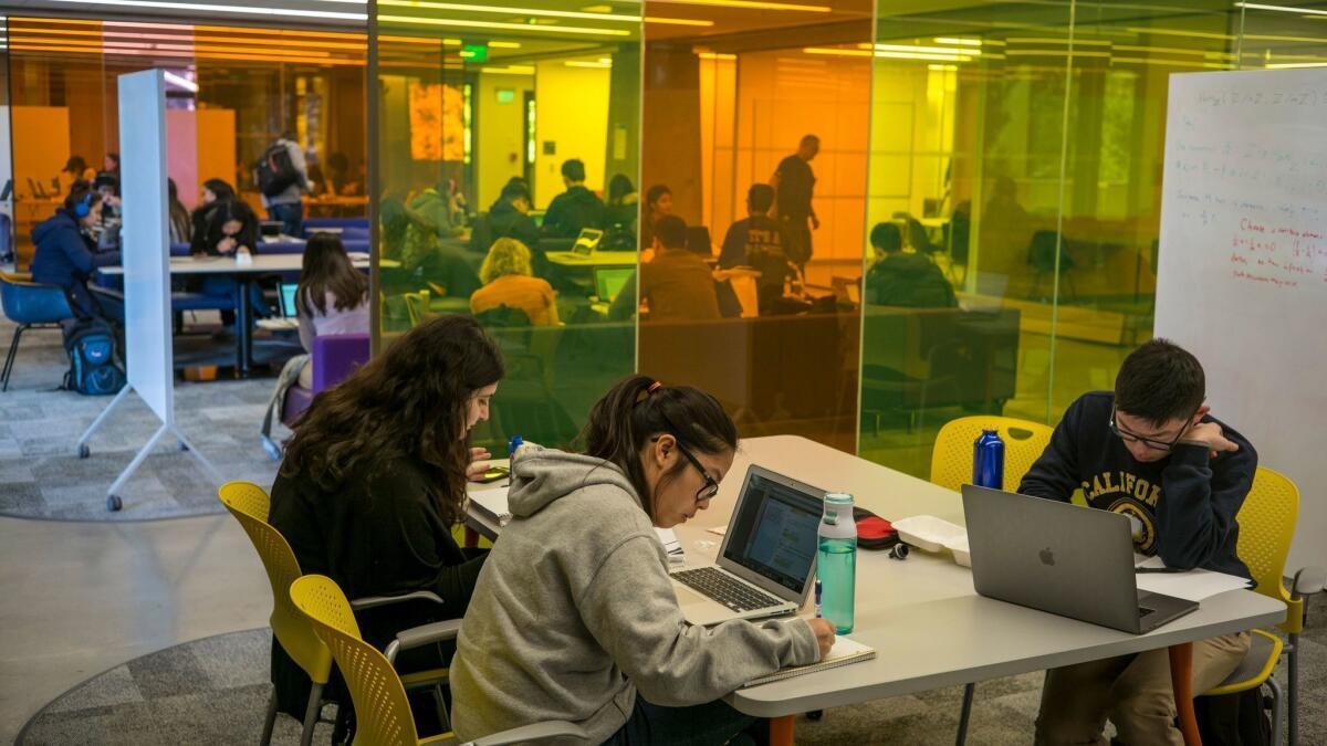 Alumnos de UC Berkeley estudian en la Biblioteca Moffitt. El campus inscribe el mayor porcentaje de estudiantes universitarios no residentes de la Universidad de California, un 24.4% el otoño pasado. La UC quiere limitar el número de alumnos foráneos en sus nueve campus. (David Butow)