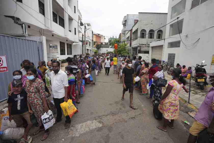 Decenas de personas hacen cola para comprar querosene en Colombo, Sri Lanka,