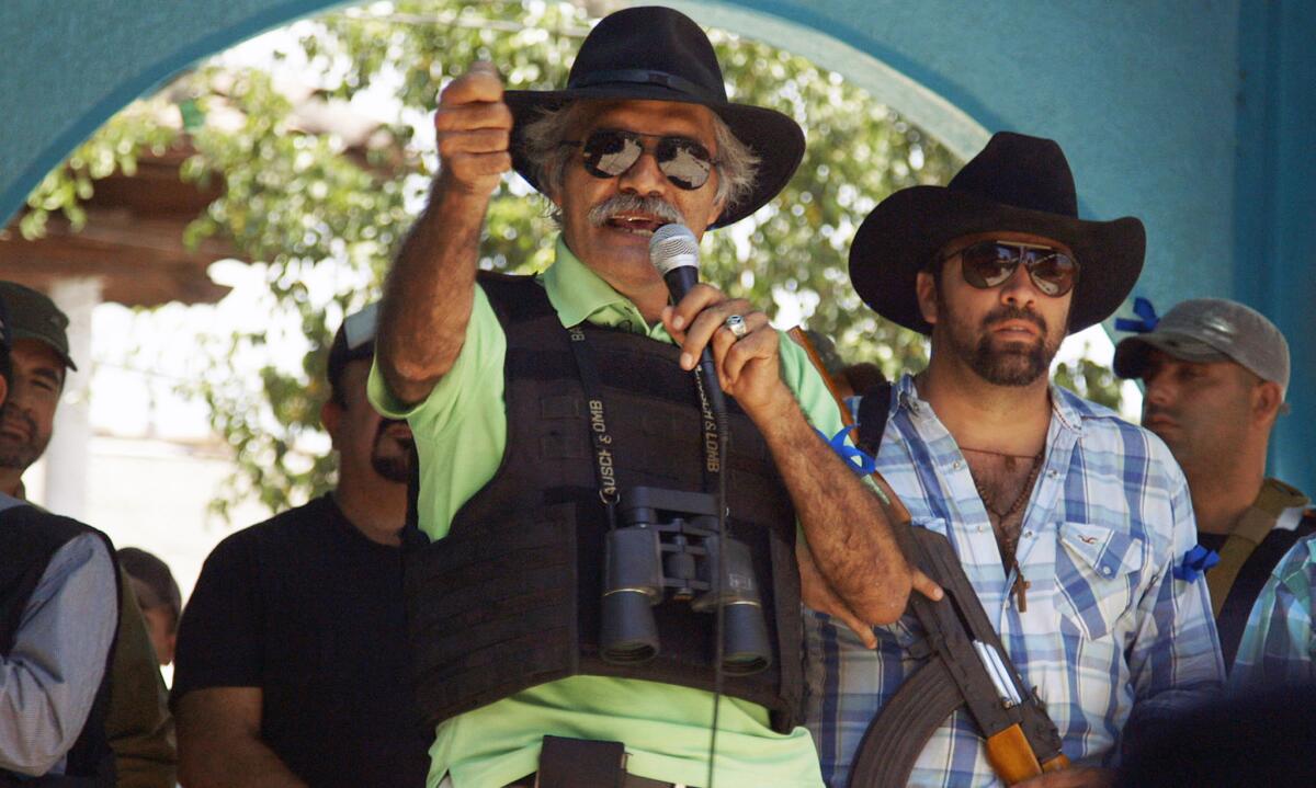 José Manuel Mireles, líder del grupo de autodefensa, en una escena del documental "Tierra de cárteles" ("Cartel Land"), nominado como Mejor Documental.