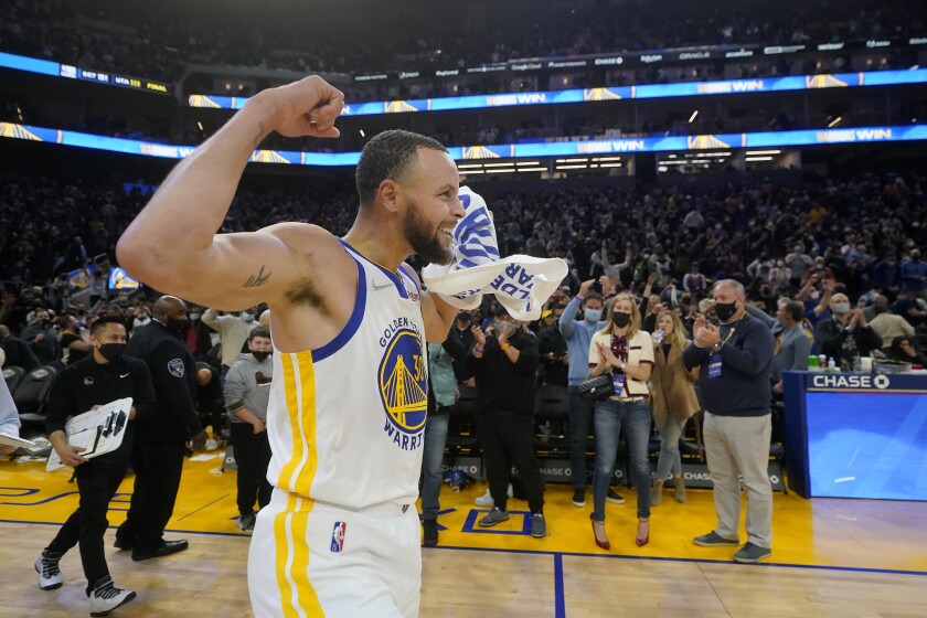 El jugador de los Warriors de Golden State Stephen Curry celebra la victoria de su equipo sobre los Rockets de Houston, en un juego de la NBa disputado en San Francisco el 21 de enero de 2022. (AP Foto/Jeff Chiu)