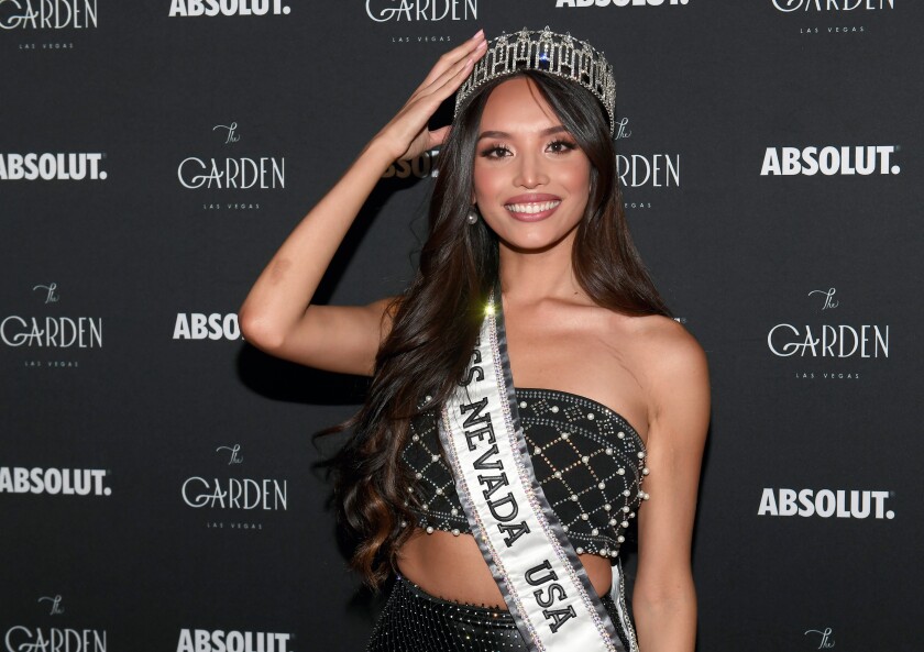 Una mujer con una tiara y un fajín de "Miss Nevada USA"